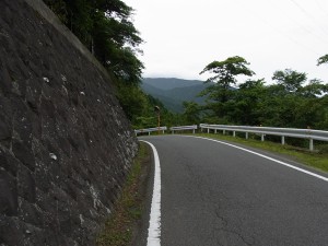 登山口まで車道歩き
