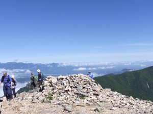 金峰山東側の肩のケルン